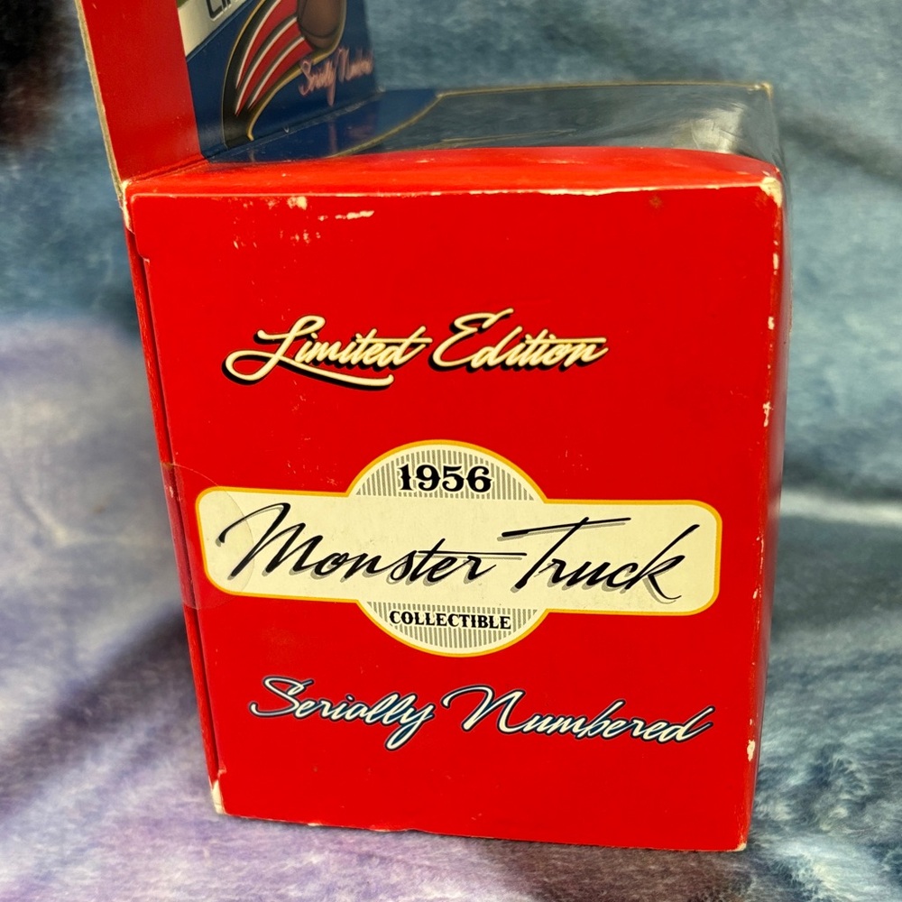 NFL Limited Edition New York Giants Monster Truck 1956 Ford F-100 NIP - Picture 4 of 8
